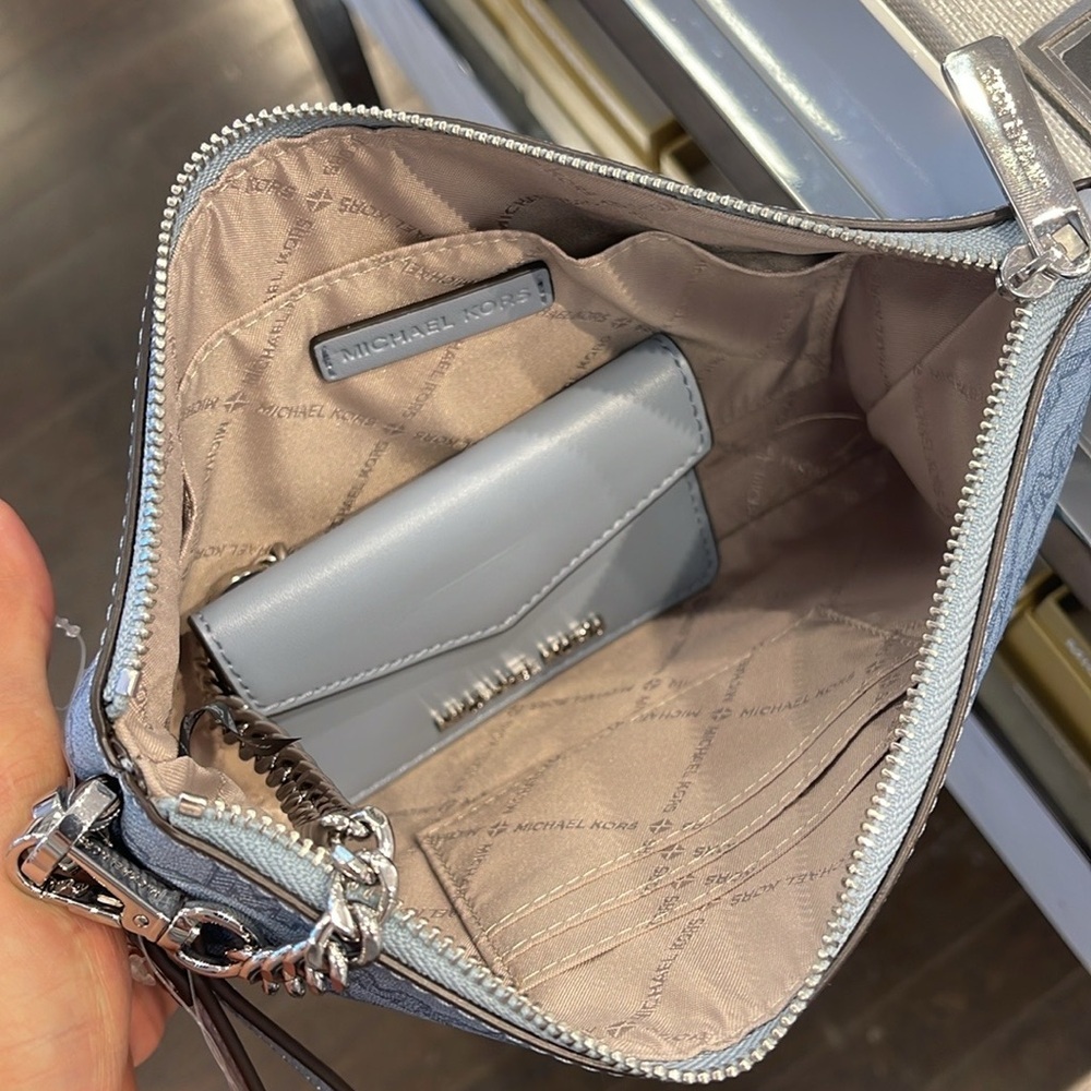 Michae Kors Jet Set Item Large Logo 2-in-1 Central Zip Wristlet
Pale Blue 
NWT - Picture 7 of 16